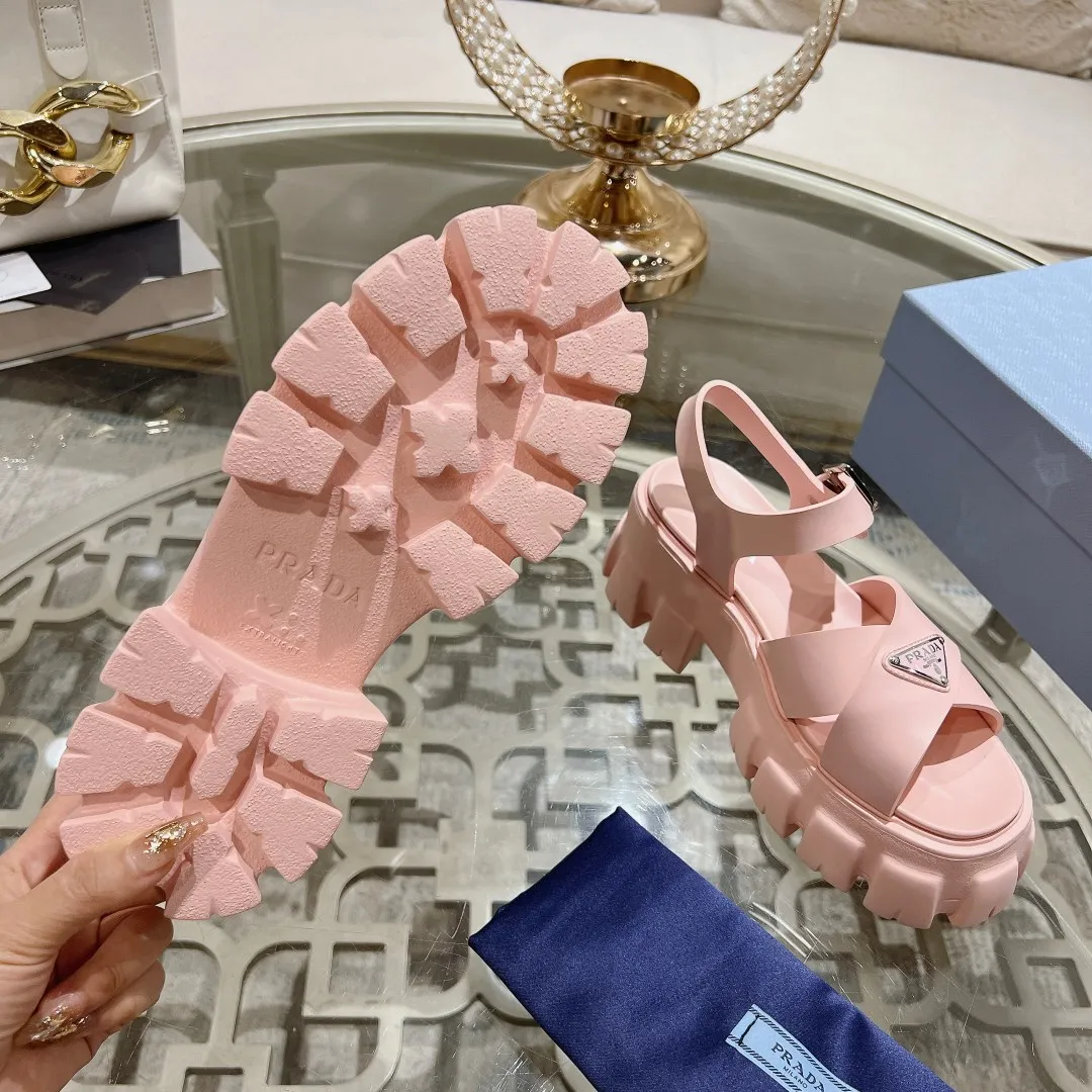 👟👟Ex-factory price 440👟👟 Prada's new spring and summer sawtooth Roman thick-soled rubber sandals, retro, fashionable and avant-garde gear teeth 55mm, thick-soled soles with rubber uppers, making the whole pair of shoes light and comfortable, bright colors, satisfying a variety of choices for fashionable people with different styles! The iconic metal triangle logo is paired with the shape of ancient beach sandals. Every design element is fashionable! Code number 35-40
